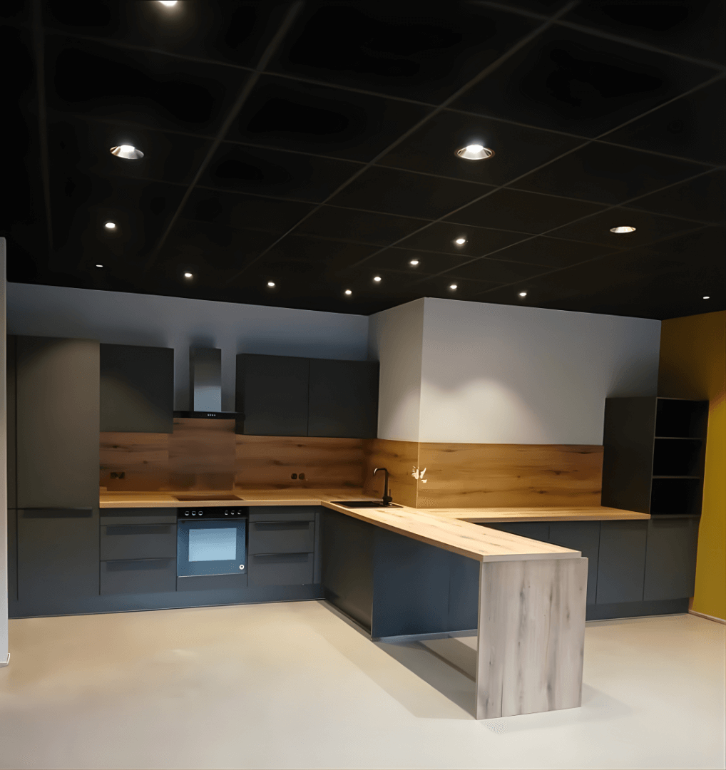 Moderne Nolte-Küche in Schwarz-Matt mit Holzarbeitsplatte montiert durch MMS Montageservice