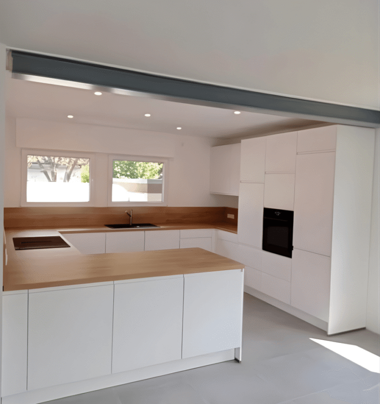 Moderne Nolte-Küche in Weiß mit Holzarbeitsplatte montiert durch MMS Montageservice
